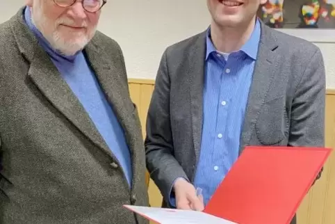 Für 40 Jahre Treue zur SPD ist Peter Dehio aus Battenberg ausgezeichnet worden. Die Urkunde erhielt er von Christoph Spies (rech