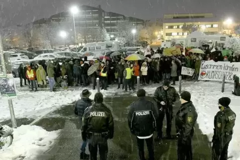 Über 100 Demonstranten trotzten vor der Halle der Kälte und dem Schneetreiben. 
