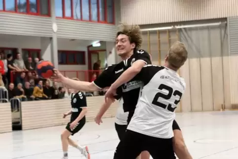 Als durchsetzungsstarker Spielmacher bei der HSG Dudenhofen/Schifferstadt gefordert: Matthias Handrich (am Ball).