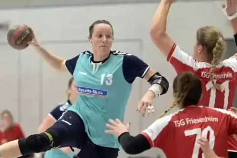 Hat keine Lust mehr auf Handball in Waldsee: Julia Barth (am Ball). 