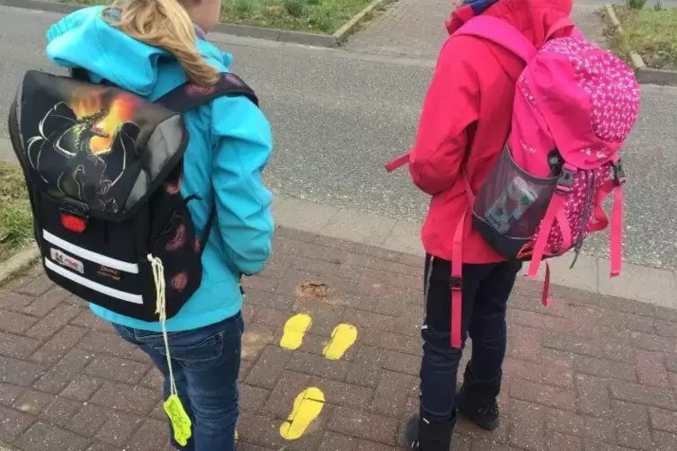 Gelbe Fußabdrücke – wie hier in Wachenheim – könnten bald auch Kindern in Kallstadt zeigen, wo sie am besten eine Straße überque
