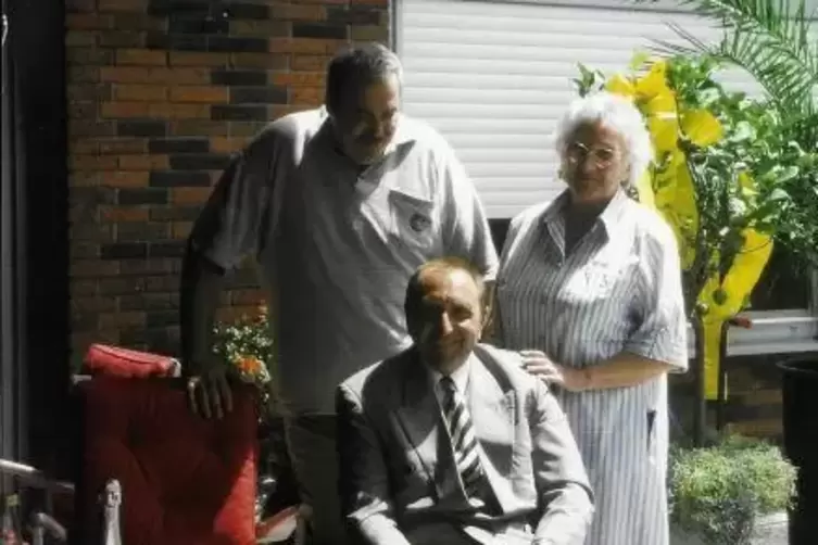 Hans-Friedrich Hofmeister mit seiner Mutter Ingeborg Hofmeister und seinem Cousin Gerhard Hofmeister, der eine B&auml;ckerei in Queic