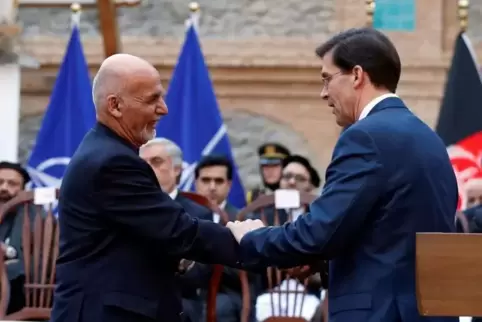 Der Präsident von Afghanistan Ashraf Ghani schüttelt dem US-Verteidigungsminister Mark Esper die Hand.