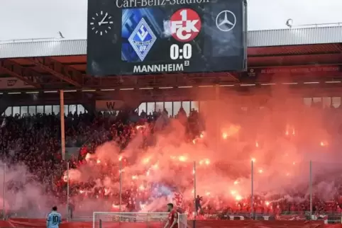 Teure SchauFans des FCK zündeln. 