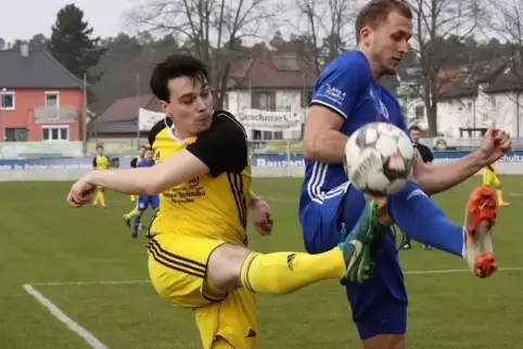 Michael Bittner (links), hier im Spiel gegen Gonsenheim, erzielte das 1:0 für Dudenhofen und bereitete das 2:0 vor.
