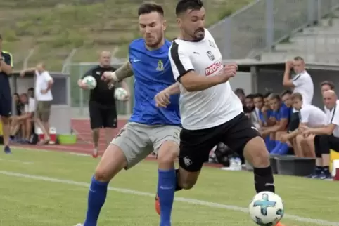 Traf zweimal: Nico Pantano (weißes Trikot), hier im Spiel gegen Eintracht Trier.