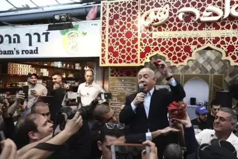 Schaut, diese Erdbeere ist wunderbar: Wahlkämpfer Benjamin Netanjahu ist in seinem Element, wenn er reden darf. Seine Anhänger –