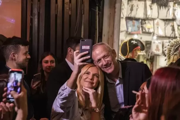 Selfie mit Benny: Ex-Generalstabschef Benny Gantz mit einer Anh&auml;ngerin in Tel Aviv. 
