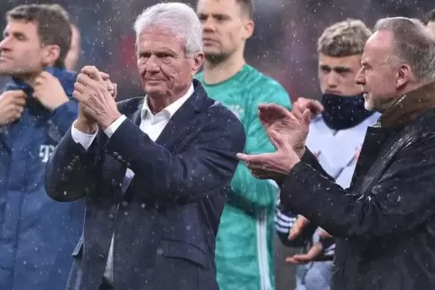 Dietmar Hopp (Mäzen Hoffenheim, l) und Karl-Heinz Rummenigge (Vorstandsvorsitzender FC Bayern München) bedanken sich bei den Fan