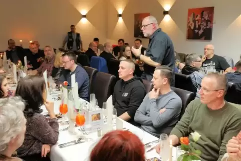 Christian Priess vom unabhängigen Abfüller Anam na h-Alba gibt Erläuterungen zu den Proben. 
