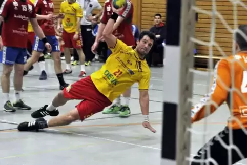 Auf dem Boden der Dirmsteiner Sporthalle sei das Handballspielen gefährlich, meint HSG-Leiter Frank Reber.