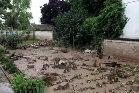 Die Wassermassen hatten im Juni 2016 eine Mauer zerstört. 