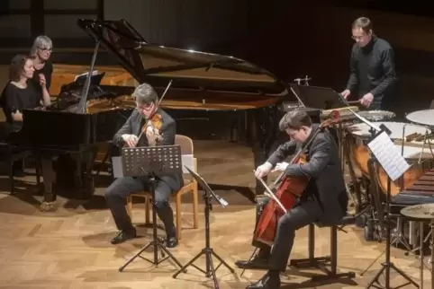 Gemeinsam auf der Bühne: das Sota Piano Trio um Sonia Achkar und Mitglieder des Schlagquartetts Köln.