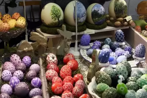 Eier, überall Eier in Fußgönheim. Bemalt, beschrieben, beklebt – allesamt Kunstwerke. 