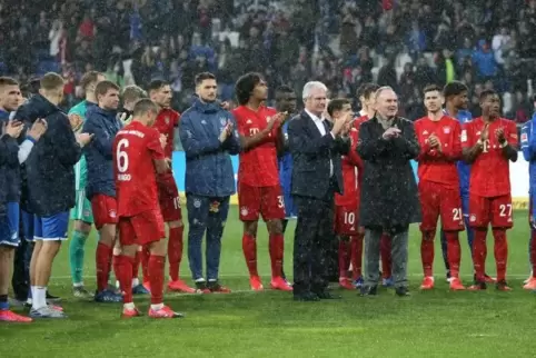 Spieler der TSG 1899 Hoffenheim und des FC Bayern mit Dietmar Hopp und Karl-Heinz Rummenigge nach dem Spiel.