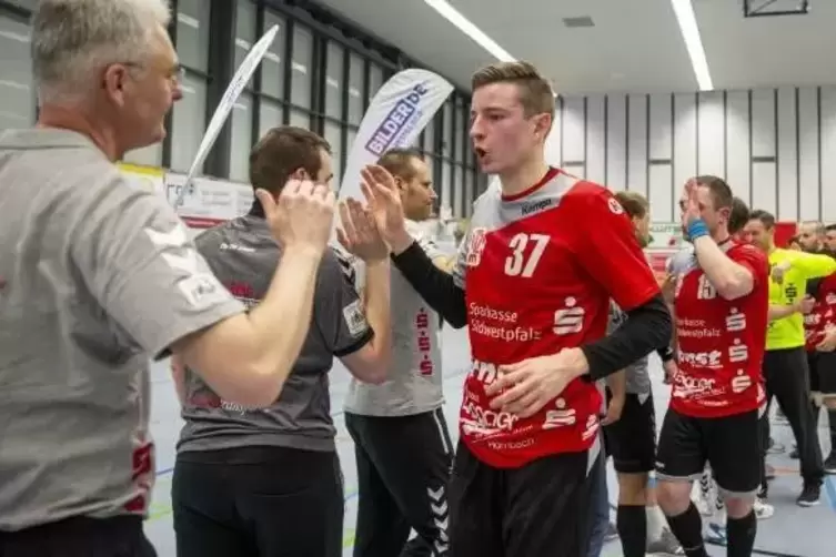 Zwischendurch hektisch, war es nach dem Derby wieder friedlich: Shakehands zwischen SV-Coach Stefan Bullacher und VTZler Tom Pae