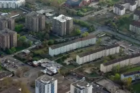 Auf dieser Luftaufnahmen aus dem Jahr 2008 sind in der Bildmitte das Ökumenische Gemeindezentrum und die benachbarten Gebäuderie