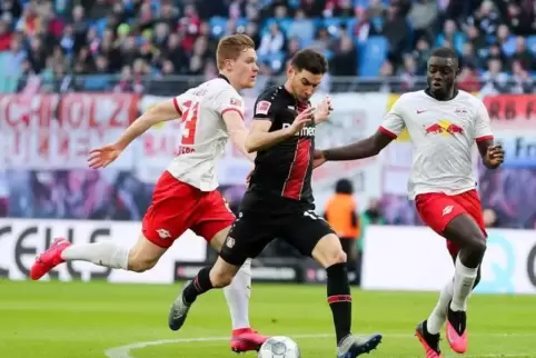 Alarmstufe rot: Lucas Alario wird von Leipzigs Marcel Halstenberg (links) und Dayot Upamecano verfolgt.