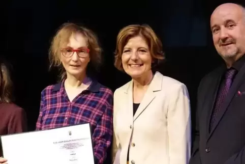 Glücklich: Preisträgerin Felicia Zeller (links), Ministerpräsidentin Malu Dreyer und Pfalztheater-Intendant Urs Häberli. 