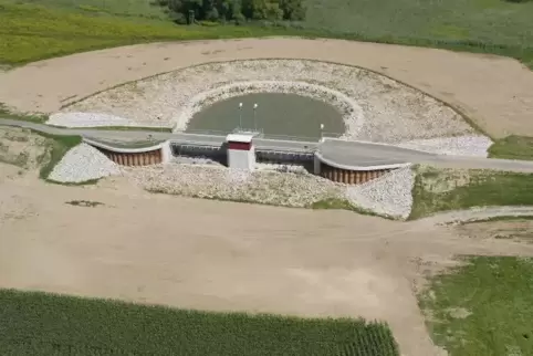Das Einlass-Bauwerk des Polders Wörth/Jockgrim, der in Rheinland-Pfalz das mit Abstand größte Hochwasser-Volumen aufnehmen könnt