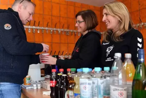 Michael Fritzinger aus Kirrweiler kauft sich einen Kaffee bei Jessica Deutsch (Mitte) und Katja Schopp.