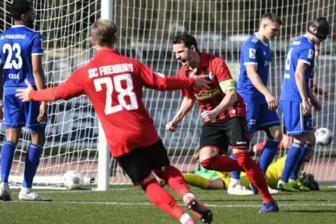 Freiburgs Kapitän Felix Roth bejubelt, dass er gerade FKP-Torhüter Benjamin Reitz zum 1:0 überwunden hat. Der später des Feldes 