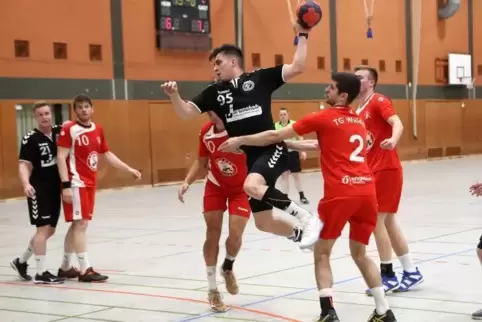 Torreichster Dudenhofener: Paul Schutzius (am Ball).
