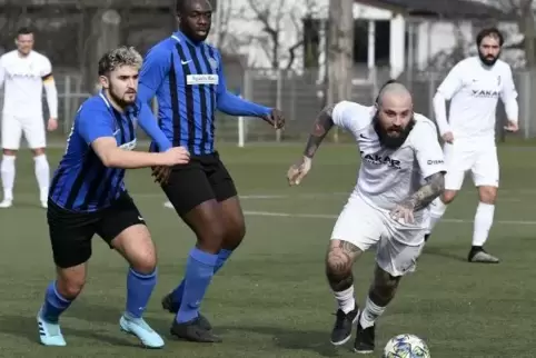  Florian Kaiser (rechts) legte den zweiten VfR-Treffer auf, den 3:1-Schlusspunkt setzte der Rückkehrer dann selbst.