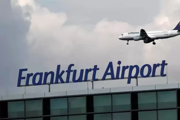 Fluggäste sollen regelmäßig Flugstatus checken. 