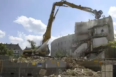 Mit einem großen Bagger wurde 2008 die Christian-Weiß-Siedlung in Süd plattgemacht.