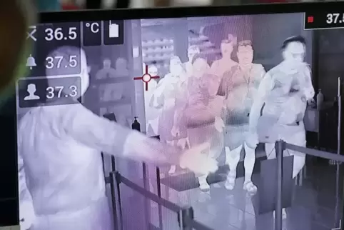  Ein Monitor zeigt das Bild einer Wärmebildkamera, das die Temperaturen der Reisenden an einem Kreuzfahrtterminal in Malaysia an