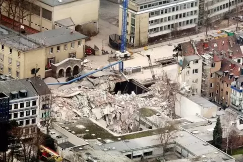 Die Luftaufnahme zeigt die Einsturzstelle des Kölner Stadtarchivs am Tag nach dem Unglück. 