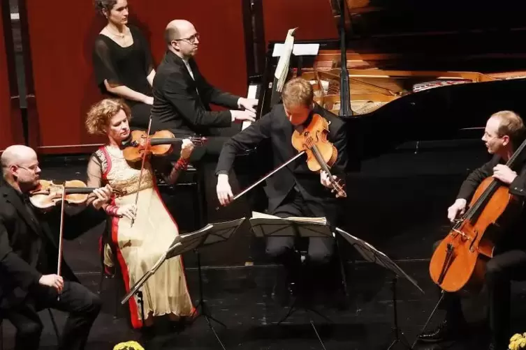„Mandelring plus“: Das Weltklasse-Quartett aus Neustadt mit dem Speyerer Pianisten Stephan Rahn bei Robert Schumanns Klavierquin