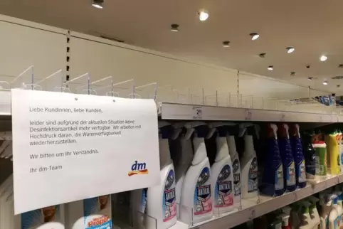 Montagnachmittag im DM-Markt im Hilgard-Center: Desinfektionsmittel Fehlanzeige. 