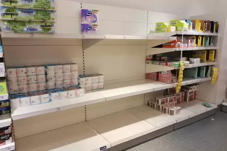 Auch Klopapier wird zur Mangelware, wie ein Blick in die Regale zeigt. 