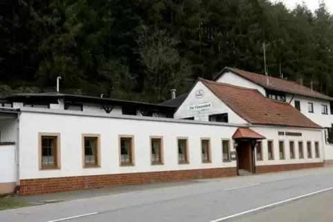 Die Gaststätte „Zur Einsamkeit“ in der Hauptstraße von Offenbach-Hundheim steht seit zwei Jahren leer.