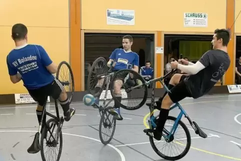 Kämpfen um jeden Ball: RVB-Spieler Peter Sziedat (links) und Matthias Mergel (Mitte).
