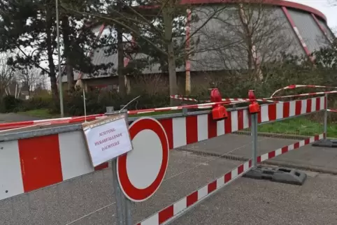 Nach dem Sturmtief „Sabine“ ist die Mutterstadter Rundsporthalle geschlossen. 