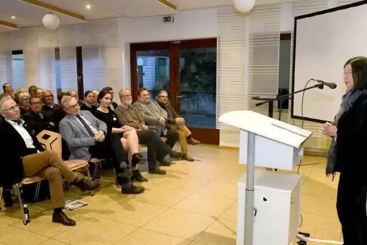 Wichtiges Thema, prominenter Besuch: Umweltministerin Ulrike Höfken spricht zu den 85 Besuchern, die zum Thema Biodiversität ins