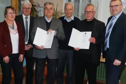  Von links: Annette Schreiber, Direktor am Amtsgericht Rockenhausen Thomas Edinger, Manfred Sohn, Helmut Gass, Horst Fiscus und 
