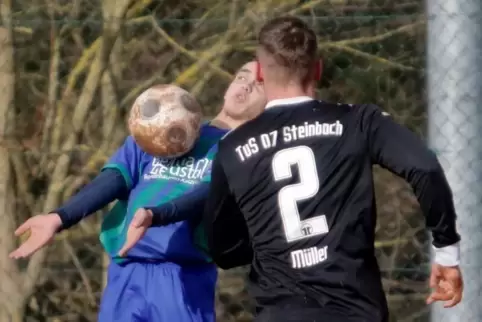 Derby in Mannweiler: Marcel Weiss (links) von der SG Finkenbach versucht, den Ball gegen Steinbachs Justin Müller zu behaupten. 