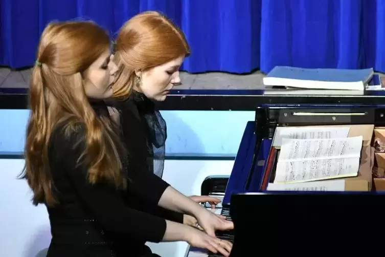 Überwältigend: Marie und Clara Becker spielten im Blauen Haus Werke von Schubert, Debussy und Fazil Say. 