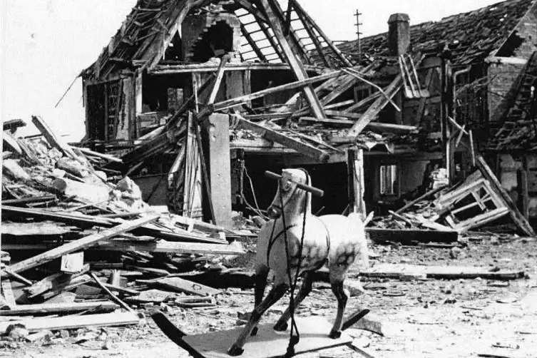 20. M&auml;rz 1945: Schaukelpferd vor dem zerst&ouml;rten Pfarrhaus.