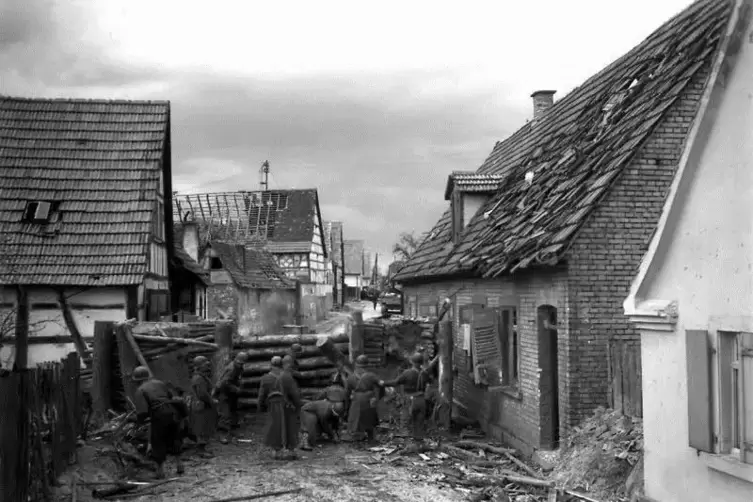 Franz&ouml;ische Truppen bauen eine Panzersperre ab; Blick von der B&auml;ckerei Stehle in Richtung Ortsmitte.