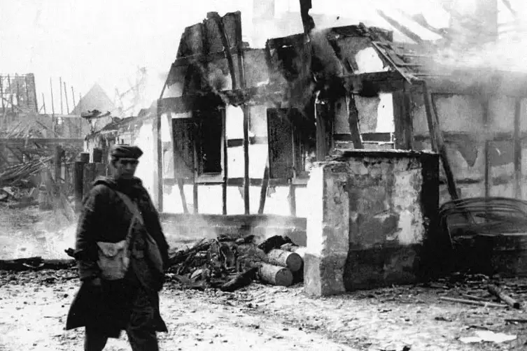 Im Anwesen von Josef Seibert schwelt noch das Feuer. 