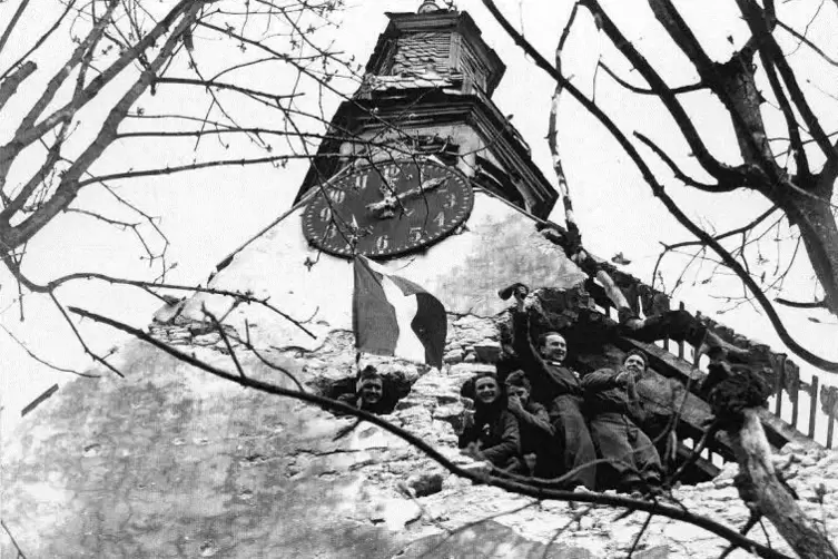 Die Sieger hissen ihre Fahne auf dem B&uuml;chelberger Kirchturm.