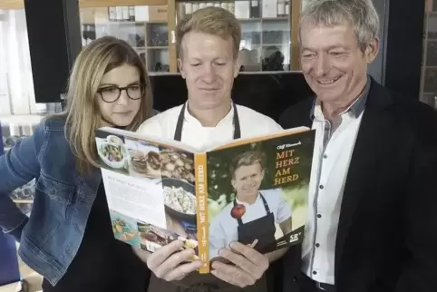 Cliff Hämmerle (Mitte) mit seinen Fernseh-Kochgehilfen Verena Sierra und Michael Koch aus der Serie „Mit Herz am Herd“.