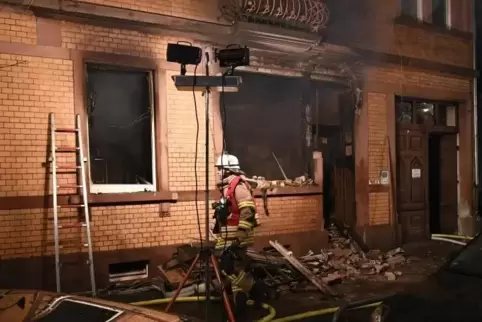 Die Feuerwehr hatte den Brand in dem viergeschossigen Altbau schnell unter Kontrolle. Sie war mit rund 40 Einsatzkräften und zeh