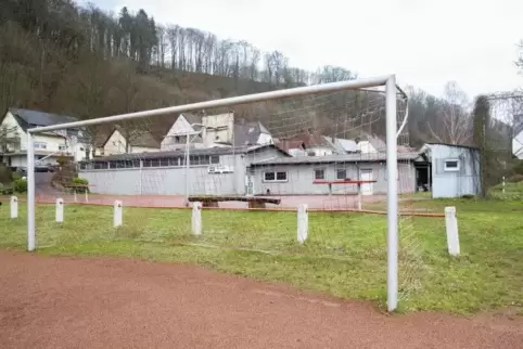 Am Fußball-Hartplatz und dem Sportheim des TuS Wörschweiler-Schwarzenacker soll nun wieder regelmäßig Leben einkehren. Am Fußball-Hartplatz und dem Sportheim des TuS Wörschweiler-Schwarzenacker soll nun wieder regelmäßig Leben einkehren.