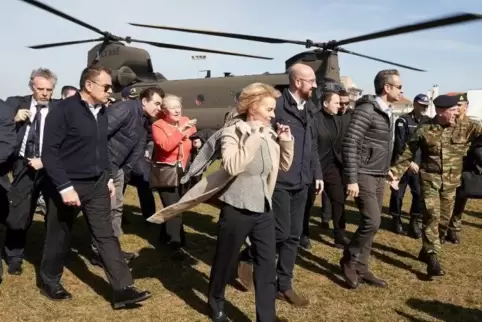 Mit dem Hubschrauber an die griechisch-türkische Grenze: EU-Kommissionspräsidentin von der Leyen und der Athener Regierungschef 